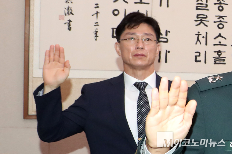 임성근 전 해병대 1사단장 지난 17일 국회에서 열린 법제사법위원회의 군사법원 국정감사에 출석해 증인 선서하고 있다. 사진=최동환 기자