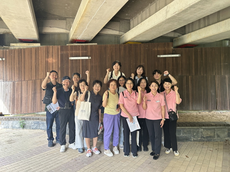 새빛 시설물 자율점검단이 영통구 광교1동 버들치2·3교를 점검하고 기념 사진을 촬영하고 있다 (수원시 제공)