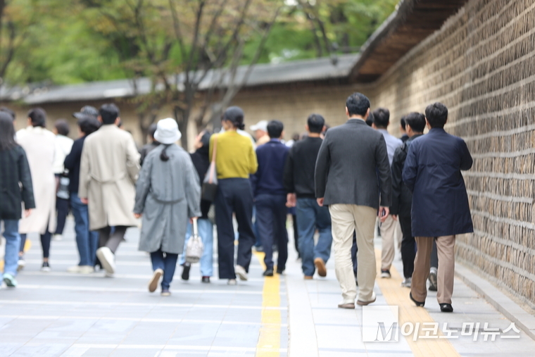 20일 서울 덕수궁 일대에는 점심시간에도 두터운 외투를 입은 시민들이 모습이 눈에 띈다. 사진=최동환 기자