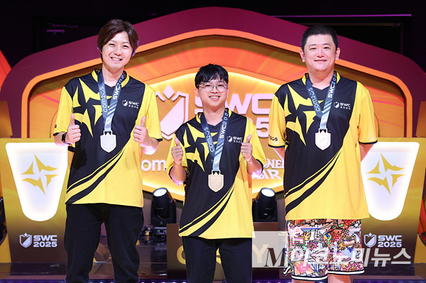 SWC2025’ 아시아퍼시픽 컵 현장에서 상위 3인이 나란히 서 있다. 사진=컴투스