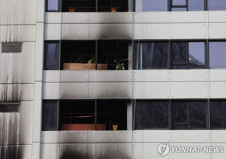 서울광장 인근 서울센터빌딩에서 화재가 발생, 검게 그을려 있다. 사진=연합뉴스
