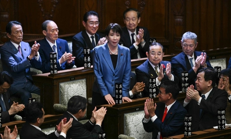 다카이치 사나에 일본 총리가 21일 중의원(하원) 총리 지명선거 결과 발표 이후 박수를 받고 있다. 사진=연합뉴스 