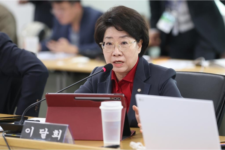 21일 오전 경기도청 4층 율곡홀에서 열린 2025 행정안전위원회 국정감사에서 이달희 의원이 질의를 하고있다 <경기도 제공>
