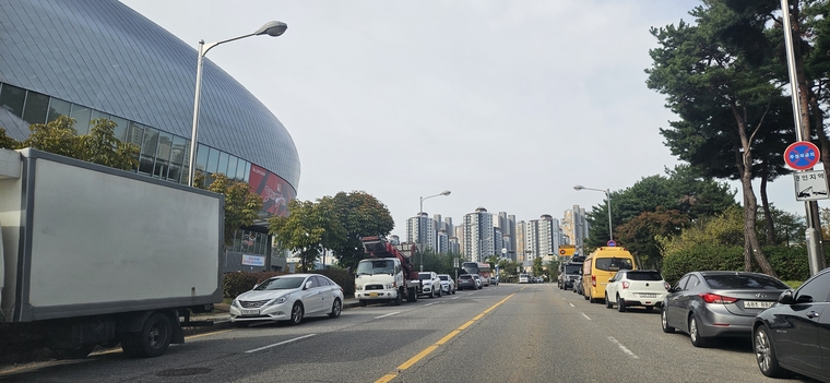 불법 주차 차량이 칠보체육관 앞 도로 1개 차선을 점거하고 있다 (조미옥 의원 제공)