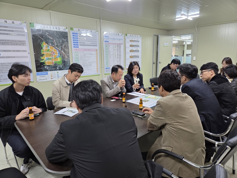 LH 수원당수 공공주택지구 조성사업소에서 열린 실무회의 모습 (조미옥 의원 제공)