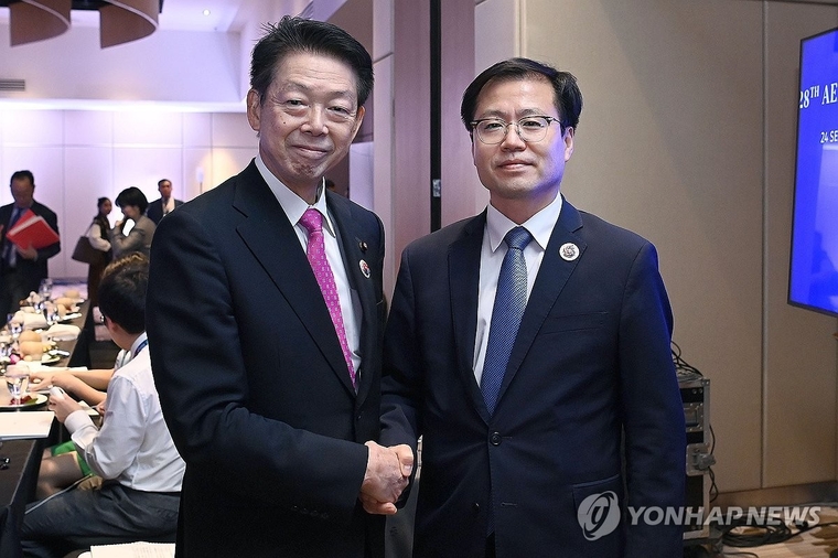 여한구 산업통상자원부 통상교섭본부장(오른쪽)이 9월 24일 말레이시아 쿠알라쿰푸르 국제컨벤션센터에서 '2025 아세안 경제장관회의' 참석 계기에 무토 요지 일본 경제산업상(왼쪽)과 면담, 악수하고 있다.