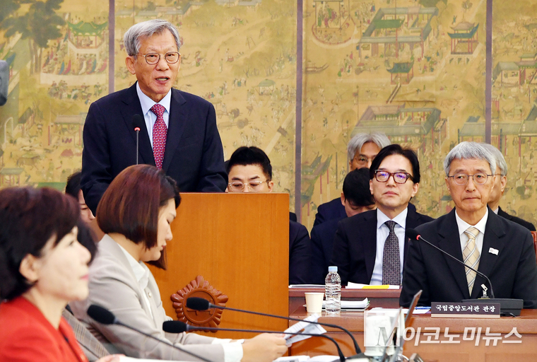 유홍준 국립중앙박물관장이 22일 서울 여의도 국회 문화체육관광위원회에서 열린 국립중앙박물관, 국립중앙도서관, 한국문화예술위원회 등에 대한 국정감사에 출석해있다. 사진=최동환 기자