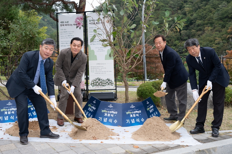김정렬 수원시의회 부의장(왼쪽부터), 이재준 수원시장, 박현국 봉화군수, 금동윤 봉화군의회 부의장이 기념식수를 하고 있다 (수원시 제공)