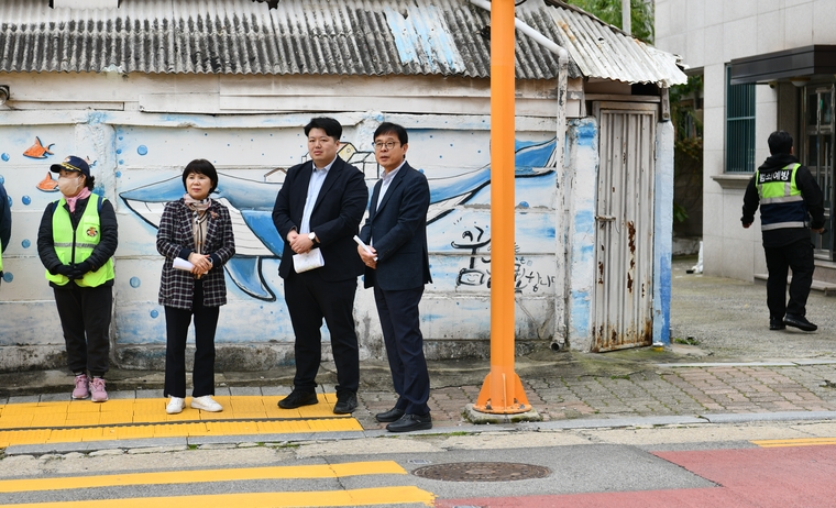 장수석 구청장(오른쪽 1번째)과 배지환 시의원(오른쪽 2번째)이 관계자들과 현장을 살펴 보고 있다 (수원시 영통구 제공)