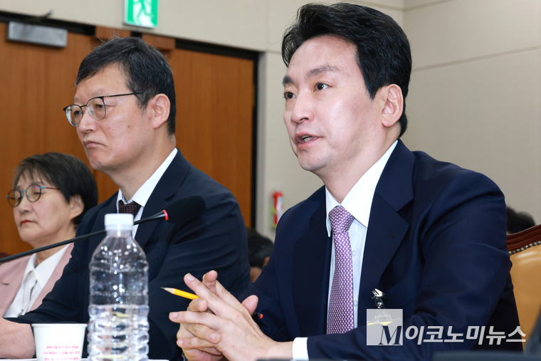 23일 국회에서 열린 과학기술정보방송통신위원회 한국방송공사, 한국교육방송공사, 방송문화진흥회, 방송통신심의위원회 등에 대한 국정감사에서 박장범 한국방송공사 사장이 잘의에 답하고 있다. 사진=최동환 기자