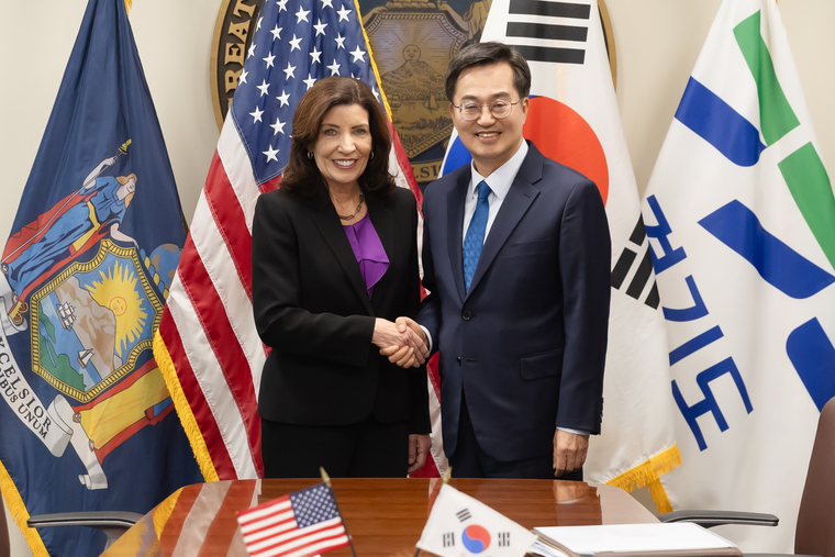 2024년 10월 미국방문시 캐시 호컬 뉴욕주지사와의 면담 <경기도 제공>