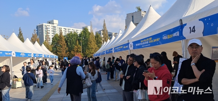 31개 체험존에서 청소년들과 학부모들이 부스를 가득 메운채 함께 어울리고 있다 (안자영 기자)