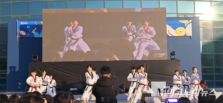'라온제나시범단' 공연 모습 (안자영 기자)