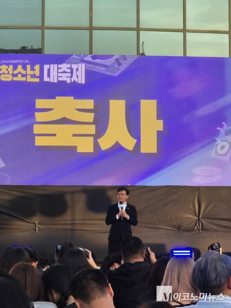 청소년들을 격려 하고 있는 현근택 제2부시장 (안자영 기자)