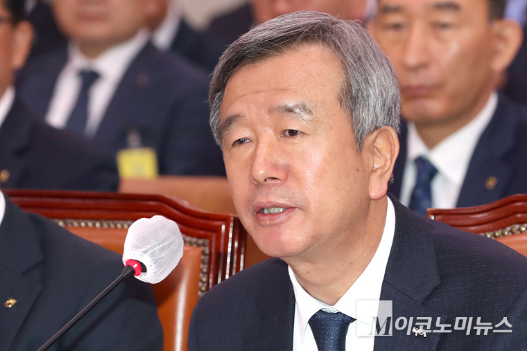 정기환 한국마사회 회장이 24일 농해수위 국감장에 나와 의원들의 질의에 답하고 있다. 사진=최동환 기자