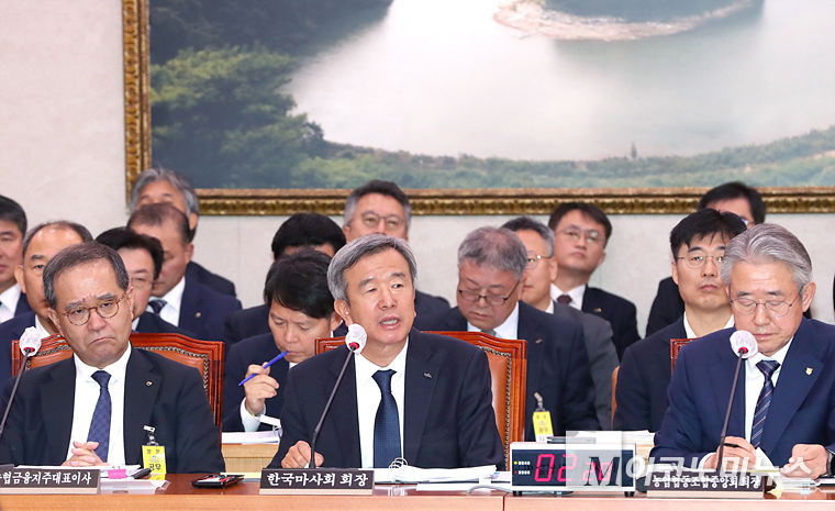 정기환 회장(가운데)에 부지·지분매각, 불법경마 방치, 말산업 지원 소홀 등 화살이 쏟아졌다. 사진=최동환 기자