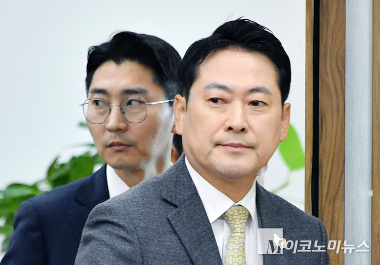 장동혁 국민의힘 대표가 27일 국회 본관에서 열린 최고위원회의에 참석하고 있다. 사진=최동환 기자