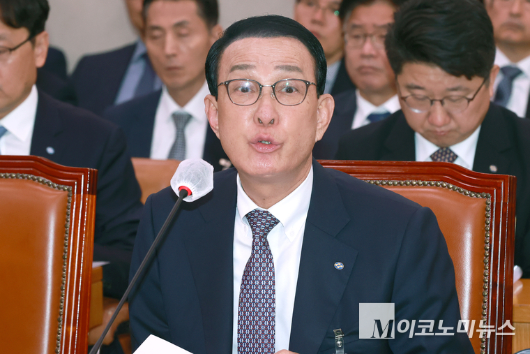노동진 수협중앙회장이 27일 열린 국회 농림축산식품해양수산위원회의 수산업협동조합중앙회, 수협은행, 부산항만공사, 인천항만공사 등의 국정감사에서 출석해 질의에 답하고 있다. 사진=최동환 기자
