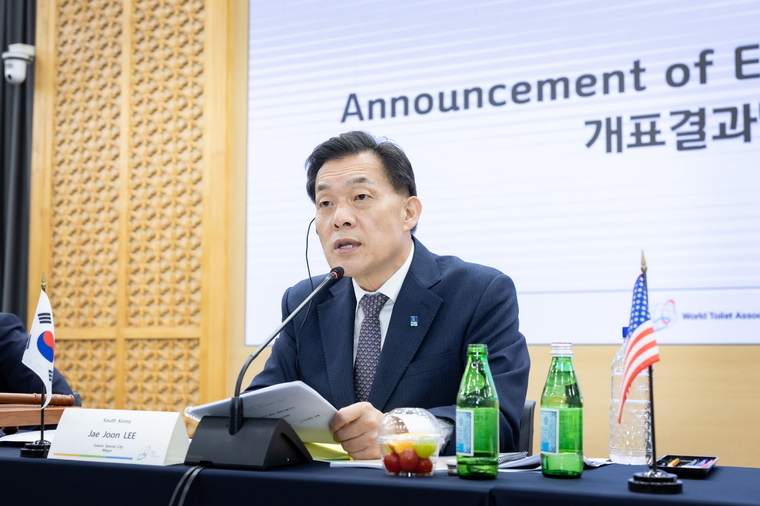 WTA 제7대 회장으로 선출된 이재준 수원시장이 총회에서 발언하고 있는 모습 (수원시 제공)