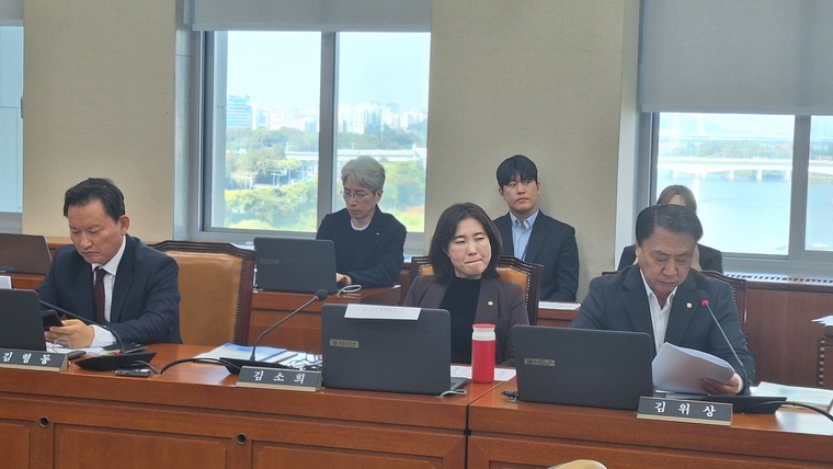 국회 기후에너지환경노동위 국감에 참석한 국민의힘 의원들. 사진=조승범 기자