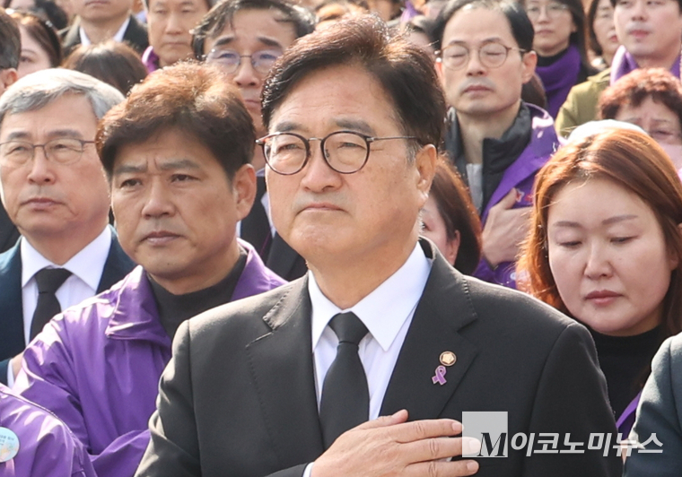 우원식 국회의장이 29일 이태원 참사 3주기를 맞아 3주기 기억식에 참석해 국민의례하고 있다. 사진=최동환 기자