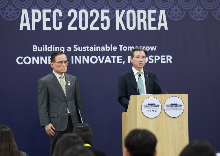 김용범 정책실장(오른쪽)과 위성락 국가안보실장이 29일 경북 경주 APEC 미디어센터에서 한미 정상회담 관련 브리핑을 하고 있다.사진=연합뉴스/대통령실통신사진기자단