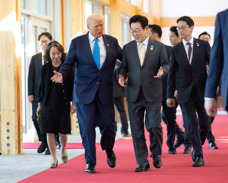  이재명 대통령과 도널드 트럼프 미국 대통령이 29일 경북 경주박물관에서 정상회담장으로 이동하며 대화하고 있다. 사진=연합뉴스/대통령실 제공