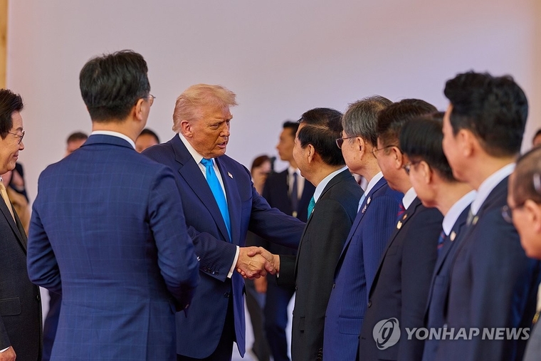 경주박물관에서 열린 한미 정상회담에서 도널드 트럼프 미국 대통령이 29일 구윤철 경제부총리와 인사하고 있다. 사진=연합뉴스