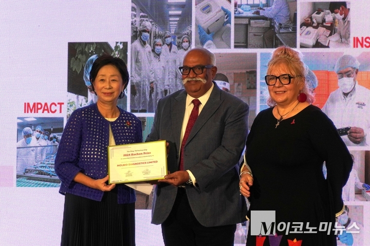 제18회 고촌상 시상식에서 정재정(왼쪽) 종근당고촌재단 이사장, 스리람 나타라잔(가운데) 몰바이오 다이그노스틱스 대표, 루치카 디띠우 결핵퇴치 국제협력사업단(Stop TB Partnership)  사무국장이 기념촬영을 하고 있다. 사진=종근당