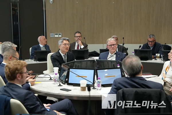 29일 카카오모빌리티 사옥에서 류긍선 대표와 옌스 기에세케 대표단장(좌부터)이 앉아 있다. 사진=카카오모빌리티