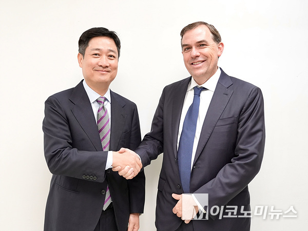 2025 APEC CEO 서밋’에서 홍범식 LG유플러스 대표와 맷 가먼 AWS CEO(좌부터)가 인사했다. 사진=LG유플러스