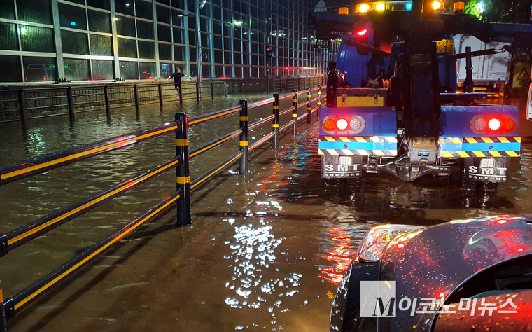 2022년 내린 폭우로 서울 남부순환도로가 침수돼 있다. 사진=M이코노미뉴스 DB
