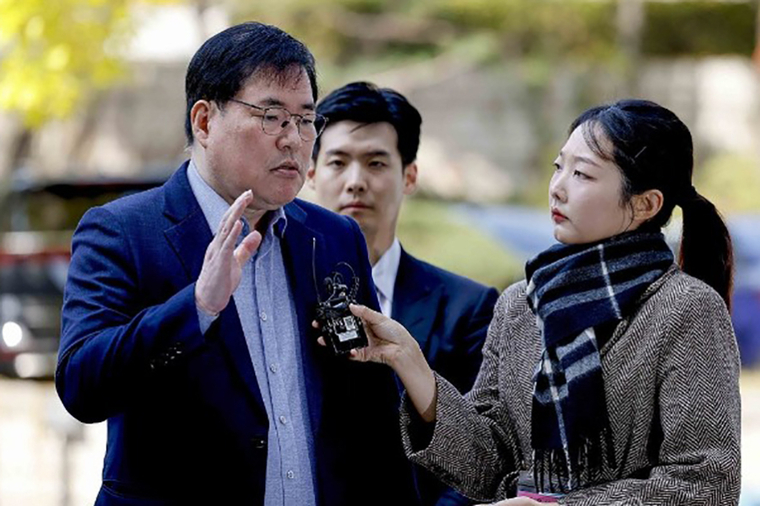 대장동 개발 비리 의혹으로 재판에 넘겨진 유동규 전 성남도시개발공사 기획본부장이 31일 서울 서초구 중앙지법에서 열린 1심 선고공판에 출석하며 입장을 밝히고 있다. 사진=연합뉴스/공동취재