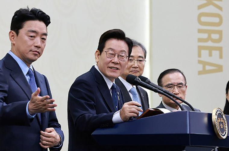 이재명 대통령이 1일 경북 경주 국제미디어센터에서 APEC 정상회의 기자회견 중 질문하는 기자를 바라보고 있다. 사진=연합뉴스