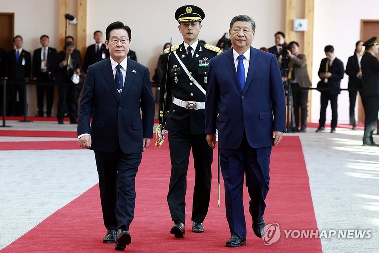 한중 정상이 의장대를 사열하고 있다. 사진=연합뉴스 