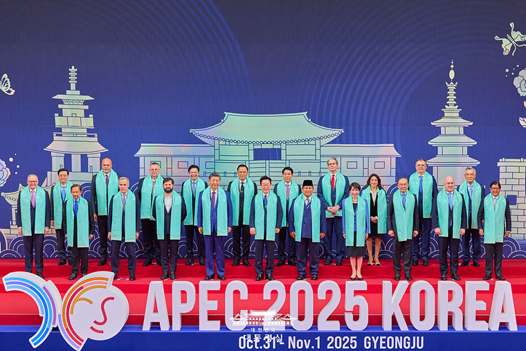 이재명 대통령이 1일 2025 아시아태평양경제협력체(APEC)에 참석한 각국 정상들과 기념촬영하고 있다. 사진=대통령실