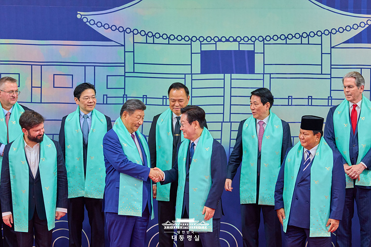 한복 소재로 만든 목도리를 두른 가운데 이재명 대통령과 시진핑 중국 국가주석이 인사하고 있다. 사진=대통령실