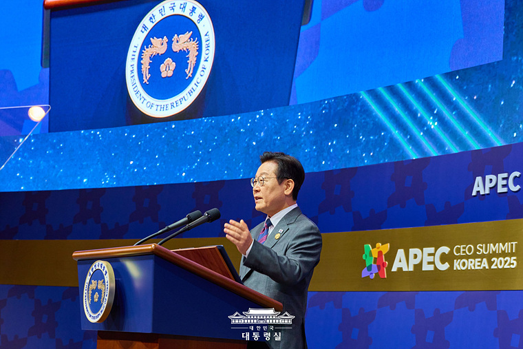 이재명 대통령이 APEC 2025 ‘CEO 서밋’에서 특별연설을 하고 있다. 사진=대통령실