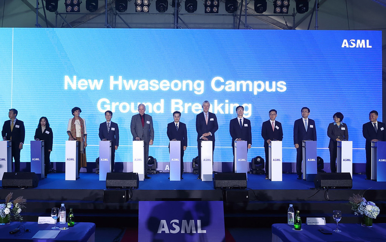 ▲ASML 화성 반도체클러스터 착공식에서 김동연 경기지사와 정명근 화성시장, 피터 베닝크 ASML CEO 등 주요 참석자들이 착공 버튼 세리머니를 하며 기념촬영을 하고 있다 <경기도 제공>