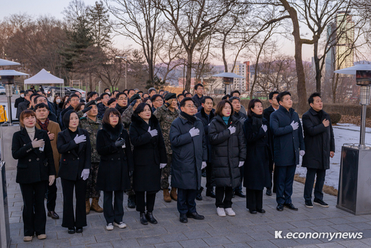 전진선 양평군수와 더불어 간부공무원, 양평군의회 윤수옥 의장, 김선교 국회의원, 지역 도의원과 군의원이 지난 1일 양평읍 갈산공원에 위치한 충혼탑 참배를 하고 있다. <양평군 제공>