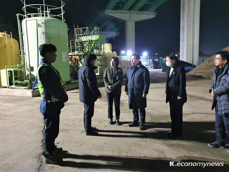  전진선 양평군수가 양평중앙제설기지를 방문해 양평군 겨울철 제설업무를 위한 현황 점검을 하고 있다 <양평군청 제공>