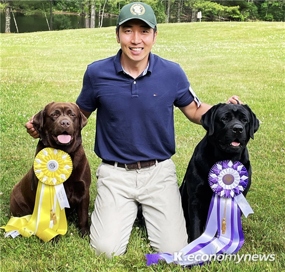  Labrador Retriever Club Of The Potomac Bare Bones 대회에서 1등을 차지한 강희춘씨와 '팝'