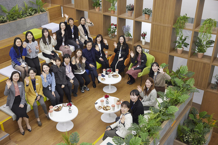 ▲8일 오후 경기도청내 녹색블록쉼터에서 3.8 세계여성의 날을 맞이하여 김동연 경기도지사와 경기도청 여성공직자들과 함께 차담회를 하고 있다 <경기도 제공>