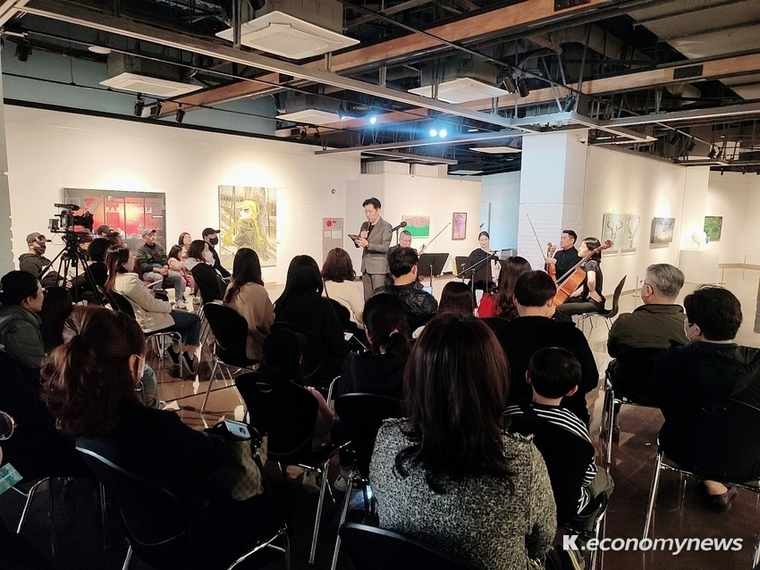 여주시 미술관 「아트뮤지엄 려」가 마련한 미술 전시와 음악을 함께 보고 들으며 곡의 해설까지도 들을 수 있는 융합예술 문화공연 ‘미술관 음악여행’<br>
<사진 = 여주시청 제공>