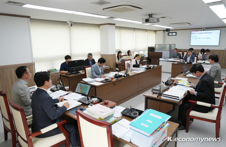 하남시의회 도시건설위원회 ‘2023년 행정사무감사’ 현장. <사진 = 하남시의회 제공>