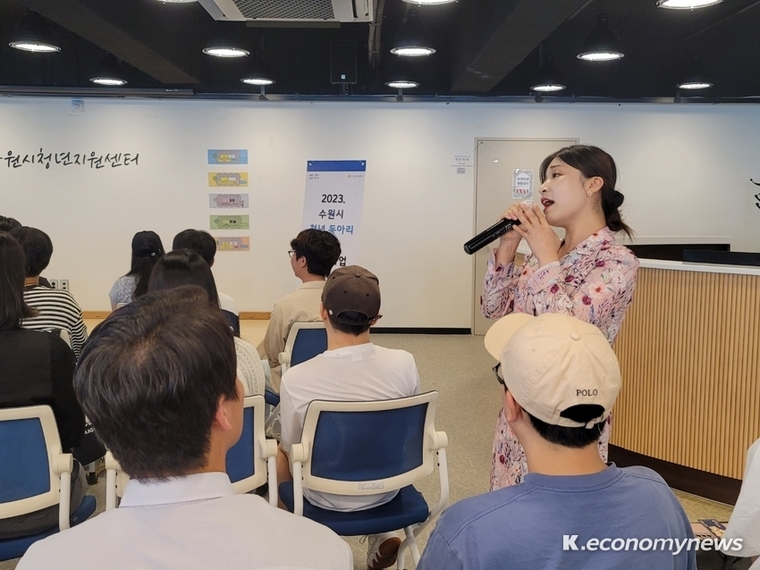 하일랜드 예술단 김민경 대표는 축하공연으로 ‘나는 나만의 것’이란 노래를 불러 박수갈채를 받았다 <강소하 기자>