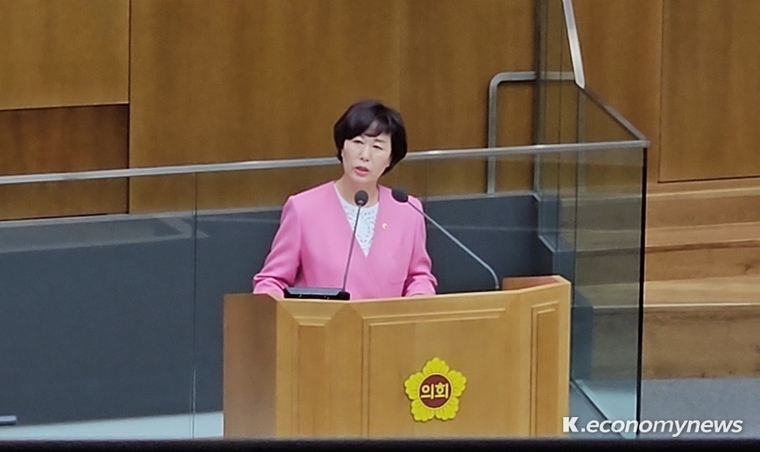 경기도의회 기획재정위원회 소속 이채영 의원이 ‘소리 없는 살인마 방역 독성소독제 사용 즉시 중단해야’란 제목의 자유발언을 하고 있다 <경인 강소하 기자>