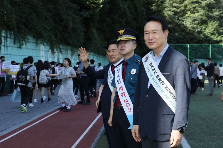 임태희 경기도교육감과 홍기현 경기남부경찰청장은 8일 오전 ‘학교폭력 예방 및 청소년 마약 범죄 예방을 위한 등굣길 캠페인’에 동참했다 <경기도교육청 제공>