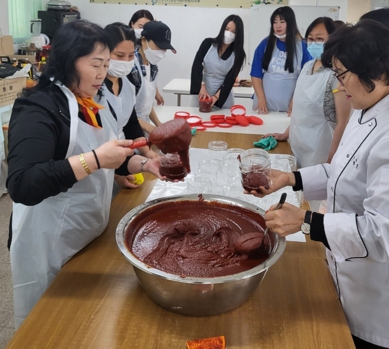 유준숙 위원장(사진 왼쪽 1번째)이 회원들과 함께 장담그기 행사를 펼치고 있는 모습 <수원시다문화협회 제공> 
