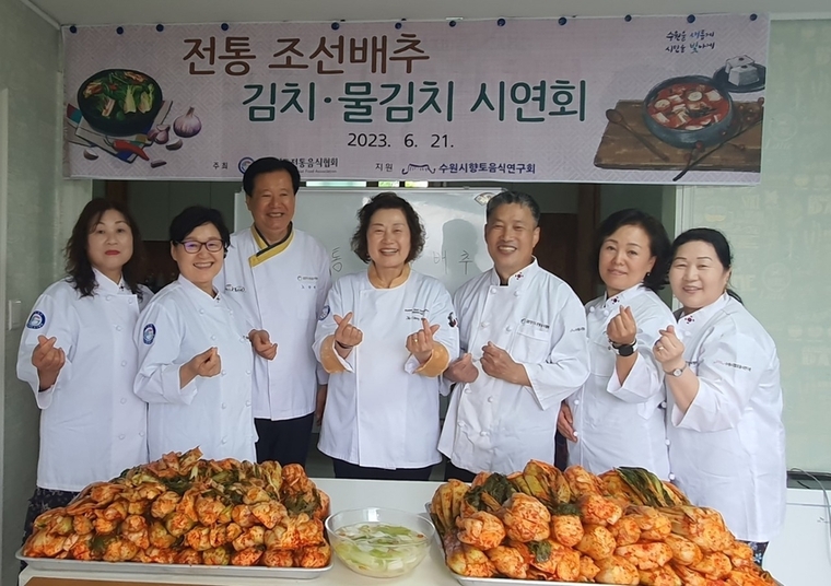 수원시의회 기획경제위원회 유준숙 위원장(사진 중앙)등 다문화협회 회원들이 함께 하고 있다 <수원시다문화협회 제공>